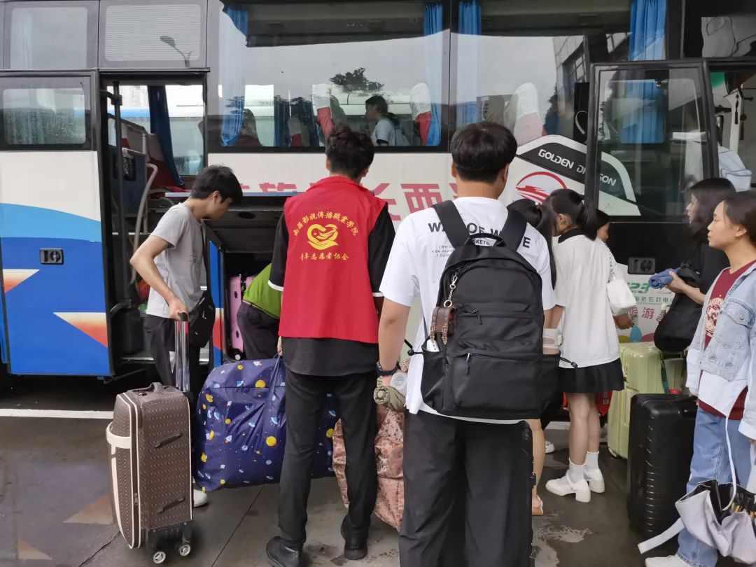 都市城際公交:?jiǎn)?dòng)迎新運(yùn)輸服務(wù)工作