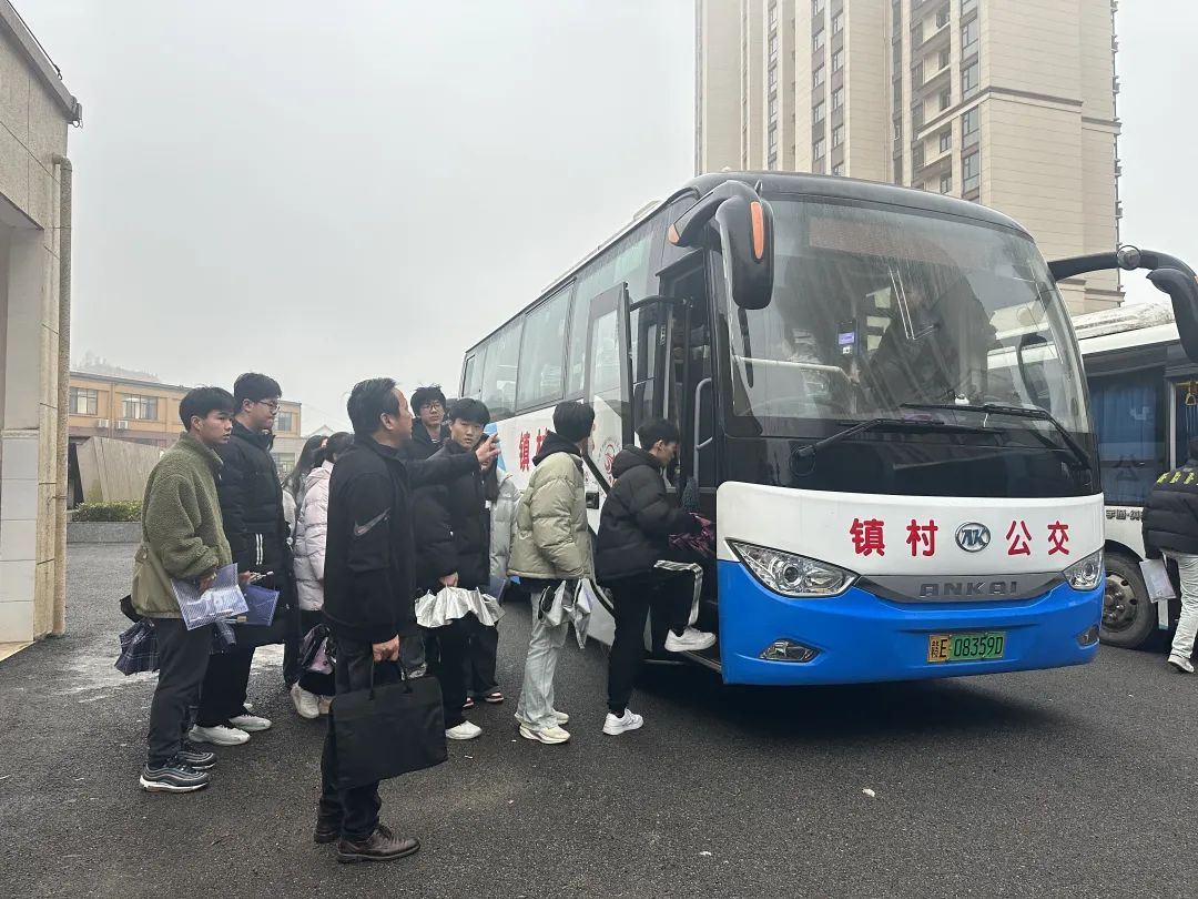 上饒汽運(yùn):你雨中迎考 我擺渡護(hù)航