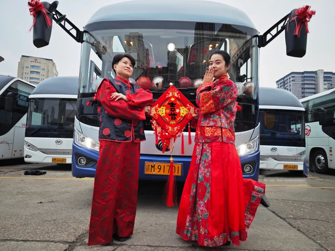都市城際公交:豪華巴士變婚車(chē) 載著幸福向前行