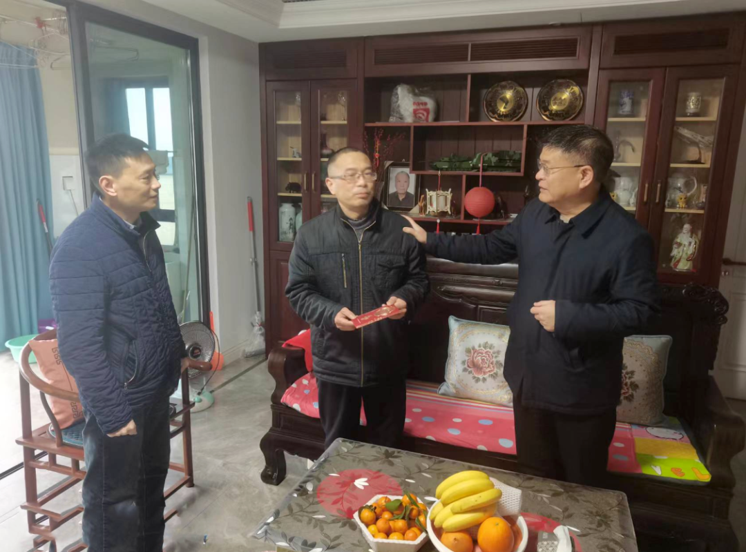 張小平、黃俊一行探望慰問(wèn)患病職工