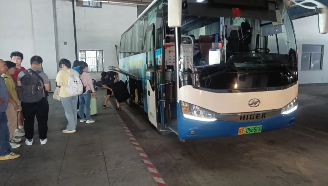 馬鞍山長客:校園直通車溫暖護(hù)航大學(xué)新生報到