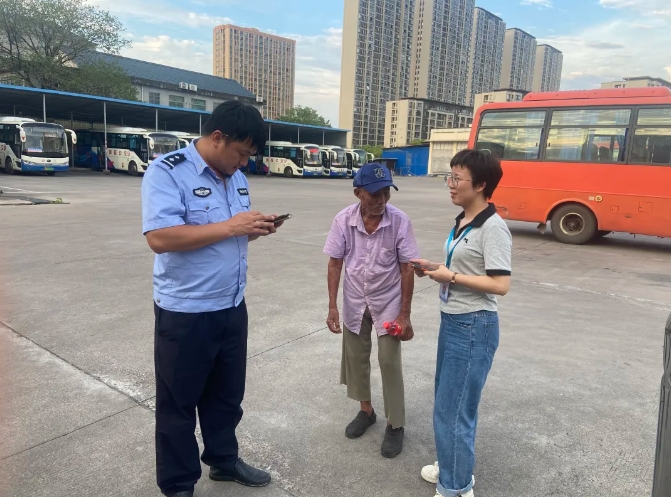 撫州長運:失憶老人迷方向 車站助其找親人